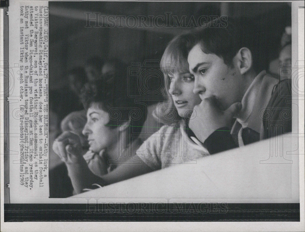 1969 Press Photo Kathy Birk translator explains football to Viktor Beregovoi - Historic Images