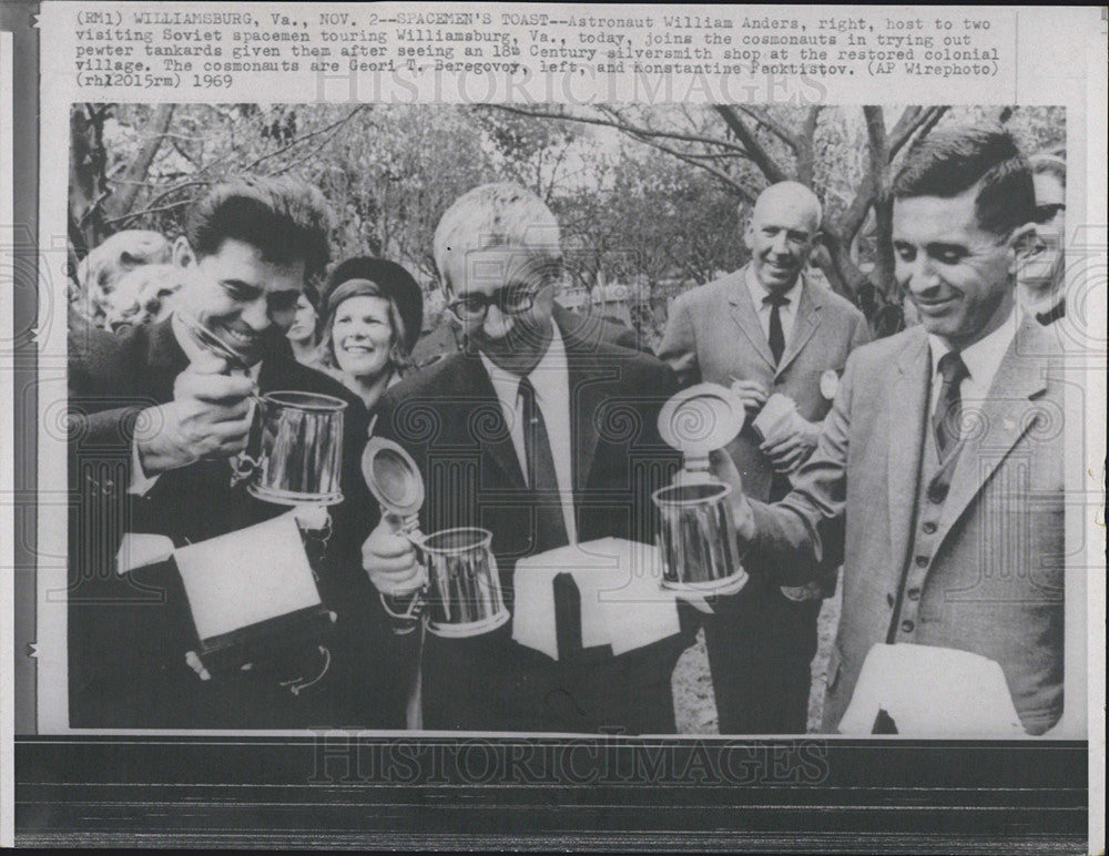 1969 Press Photo Astronaut William Anders & visiting Soviet Cosmonaut at Williamsburg - Historic Images