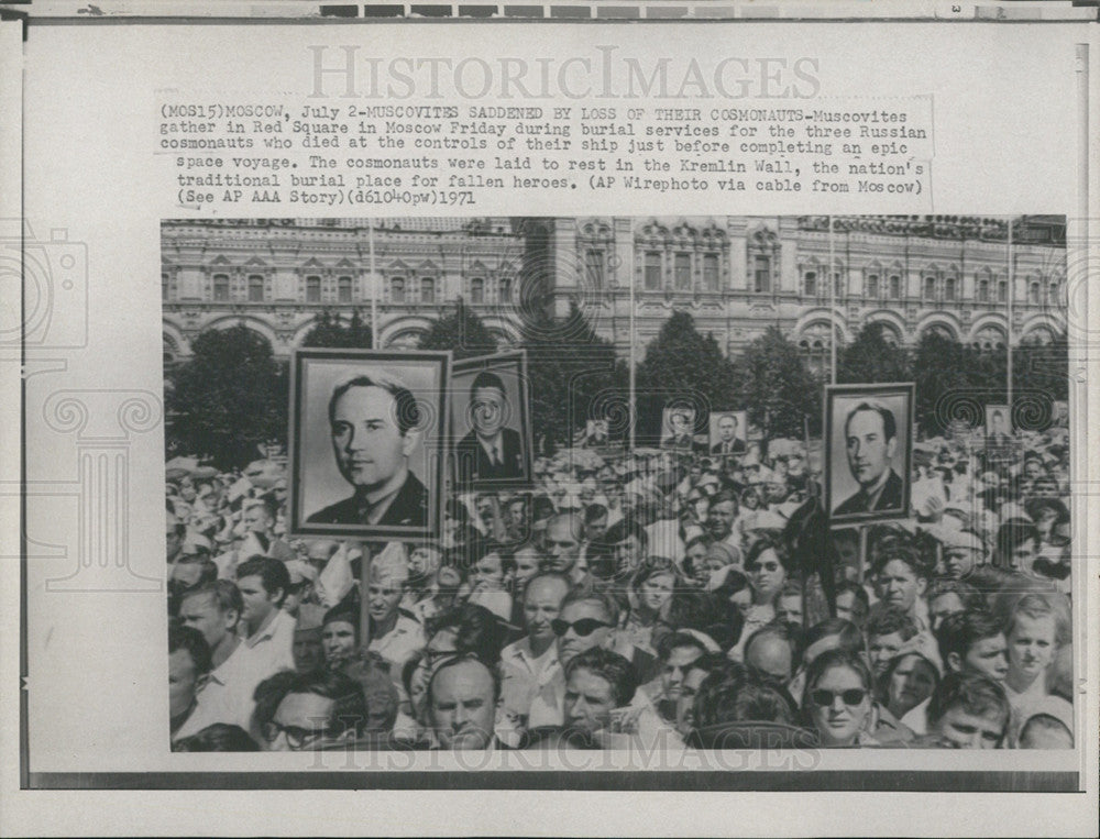 1971 Press Photo Muscovites gather in Red Square in Moscow to mourn - Historic Images