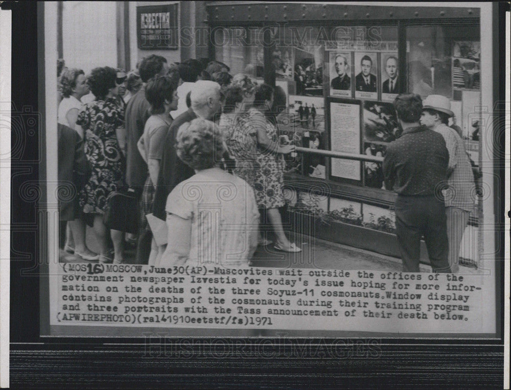 1971 Press Photo Muscovites gather in Izvestia office for news about Soyuz 11 - Historic Images