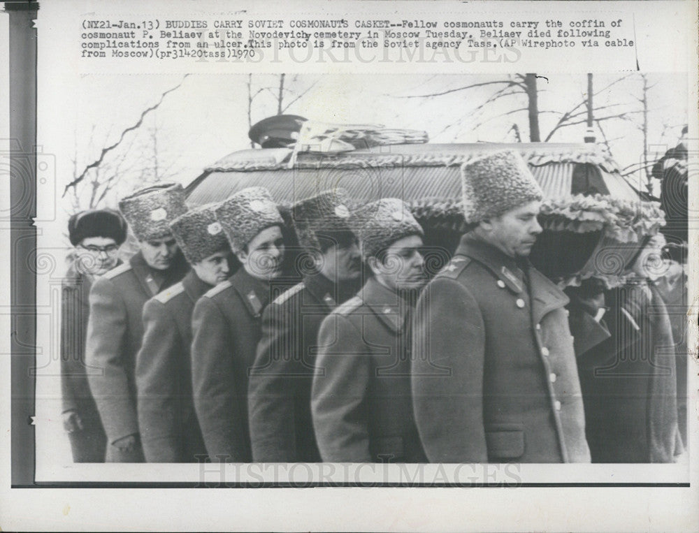 1970 Press Photo Cosmonauts Carry Pavel Belyayev&#39;s Casket-1st Man Space Walked - Historic Images