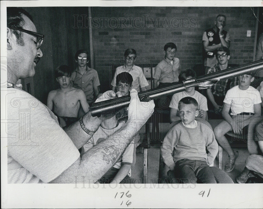 1970 Press Photo Lloyd Gebow Hunter Safety Instructor Shotgun Course - Historic Images