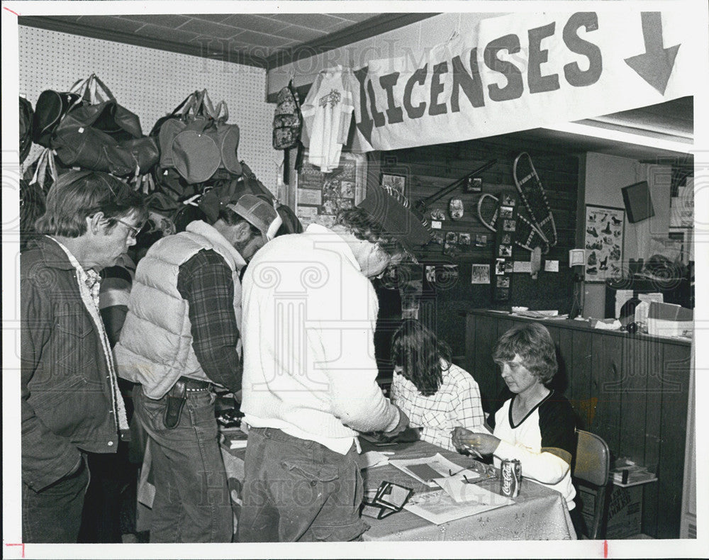 1982 Press Photo Hunting License Purchase Gene Taylor Sporting Goods Store - Historic Images