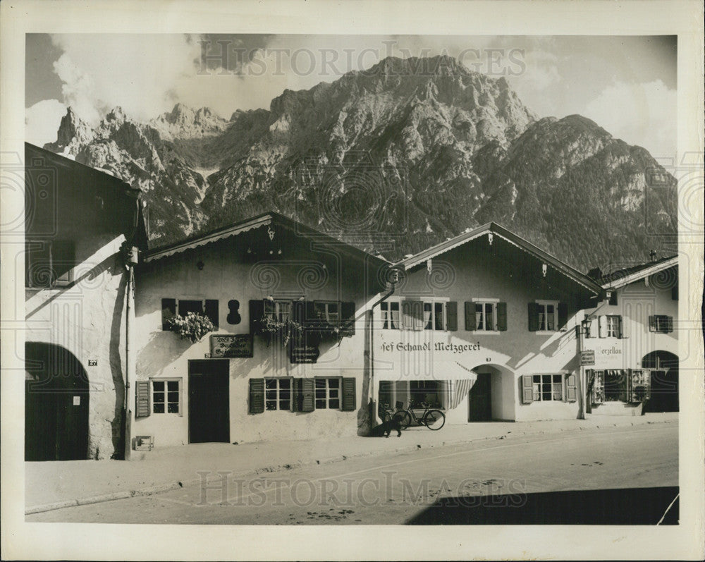 Press Photo Alpine Houses  Of Mittenwald Located In The Bavarian Alps Of Germany - Historic Images