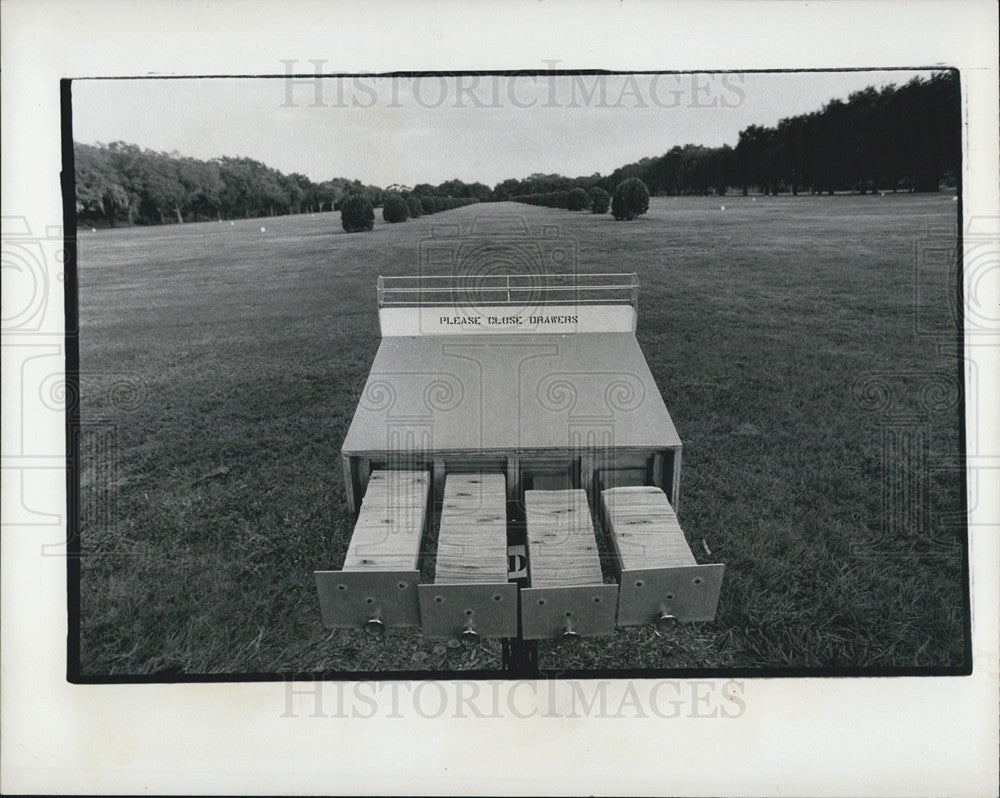 1973 Press Photo At The Lectern Ranks Of Index Cards - Historic Images