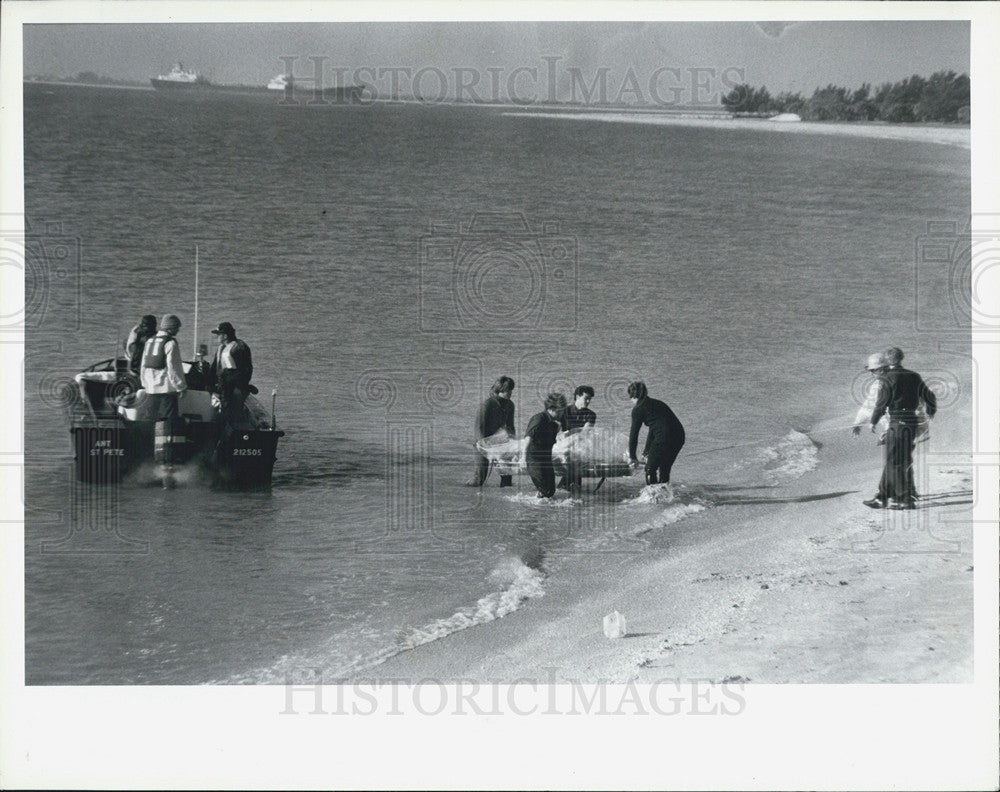 1980 Press Photo Ft. DeSoto Pier rescue Military Accident Blackthorn Capricorn - Historic Images