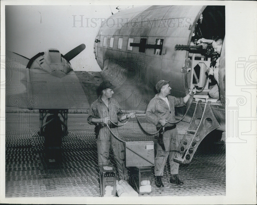 1967 Press Photo Three Military men working on a Plane - Historic Images