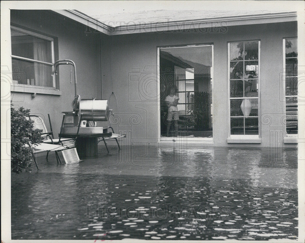 1972 Press Photo Hurricane Agnes Flooding back yard St. Peterburg Florida - Historic Images