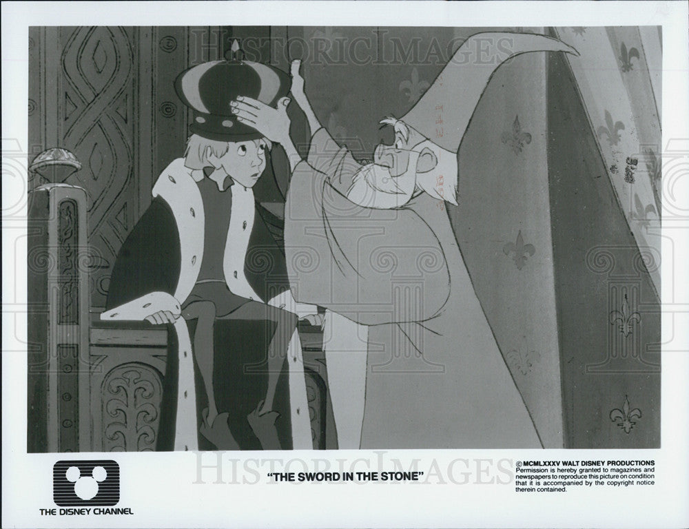 1985 Press Photo Wizard Helps Arthur With Crown In The Sword In The Stone-COPY - Historic Images