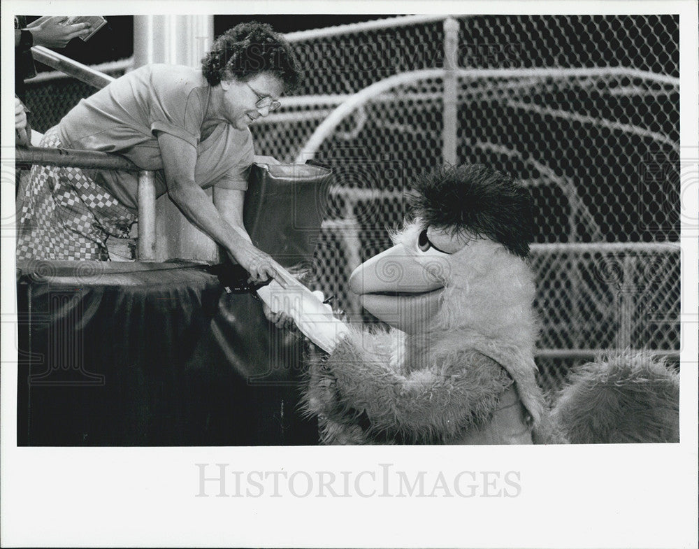 1989 Press Photo San Diego Chicken autographs Lorraine Smith - Historic Images