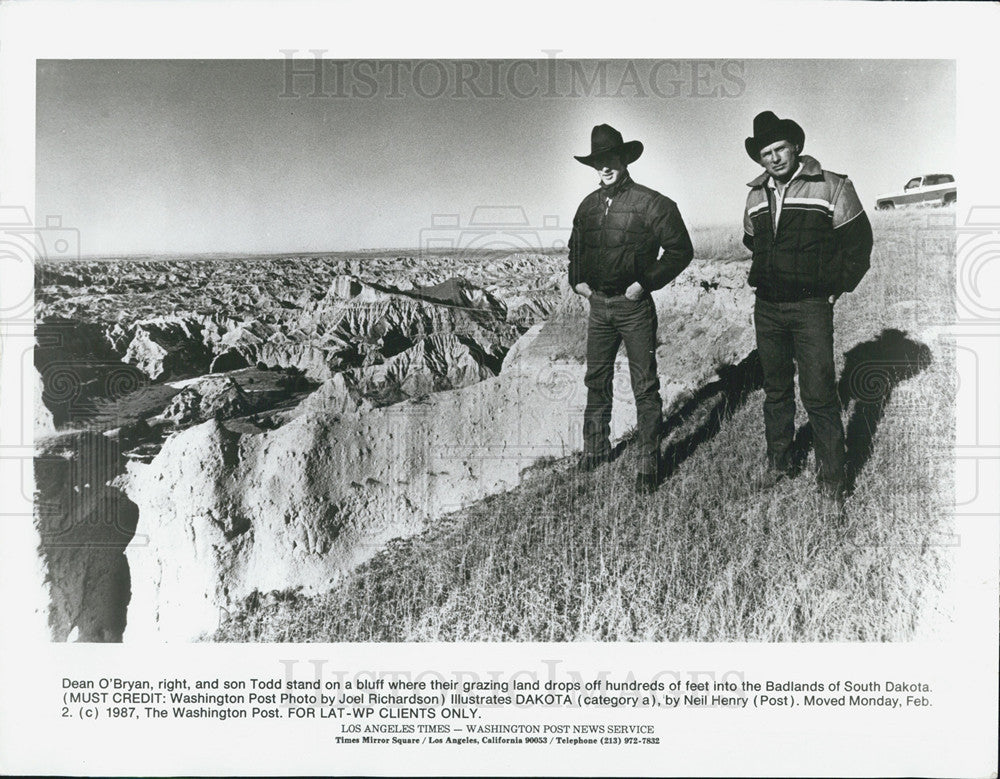 1987 Press Photo Dean And Todd O&#39;Brian With View Of Badlands of South Dakota - Historic Images