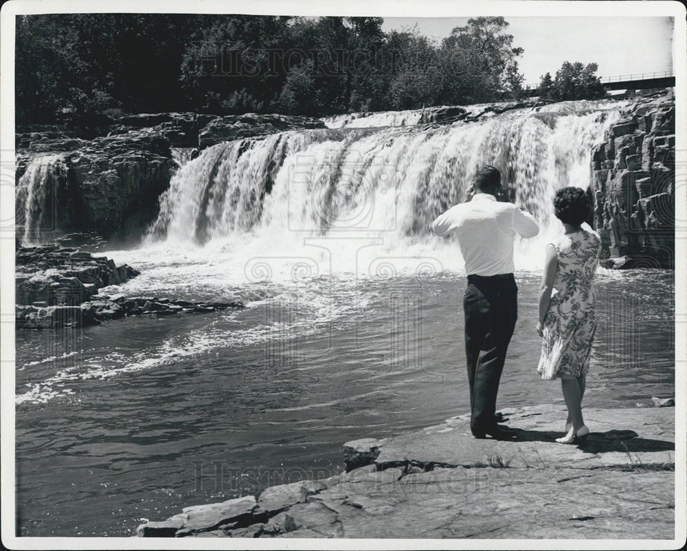 1963 Press Photo Sioux River Sioux Falls South Dakota Tourists Taking Pictures - Historic Images