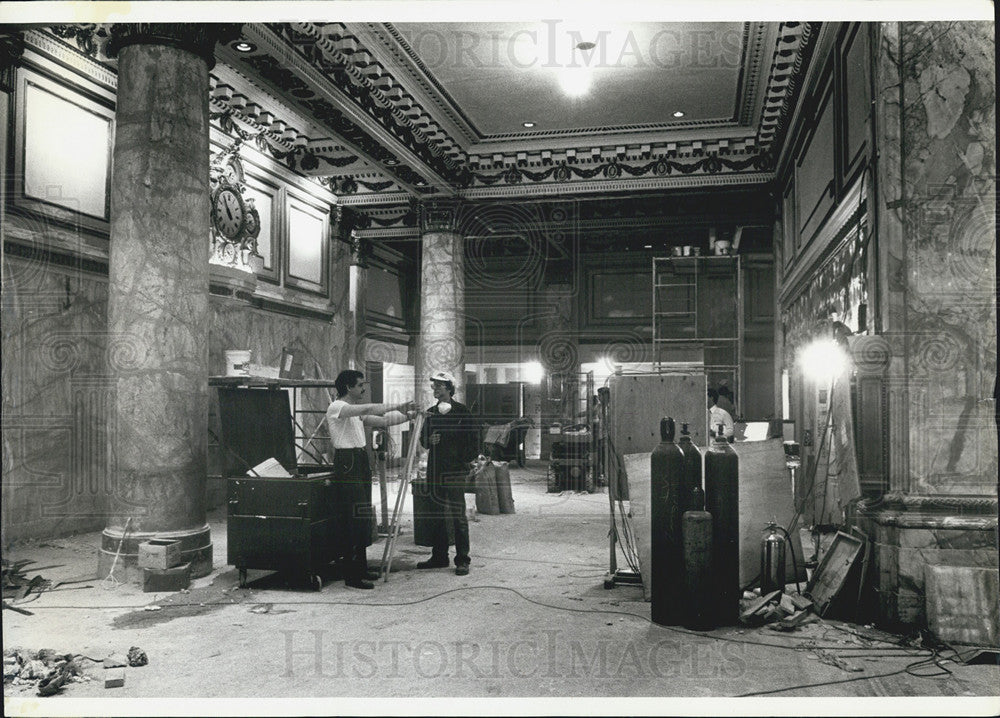 1979 Press Photo Fairmont Hotel Lobby Construction Workers Philadelphia - Historic Images