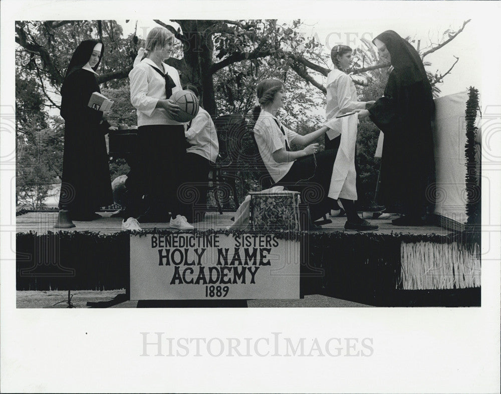 1981 Press Photo San Antonio Centennial Celebration Benedictine Sisters Float - Historic Images