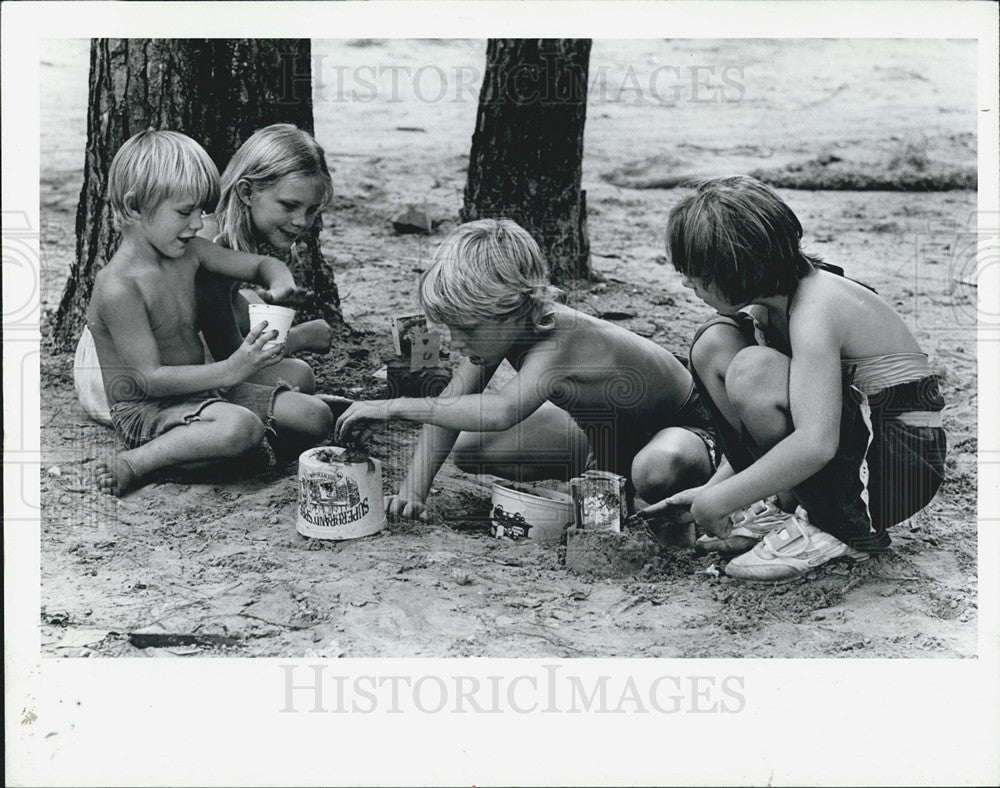 1985 Press Photo Damon Steinmets sandcastle Building Bill and Angela Day Yolanda - Historic Images