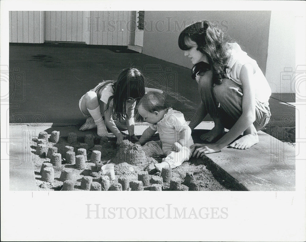 1986 Press Photo Children Building Sand Castles Grandfather&#39;s Home Sealey - Historic Images