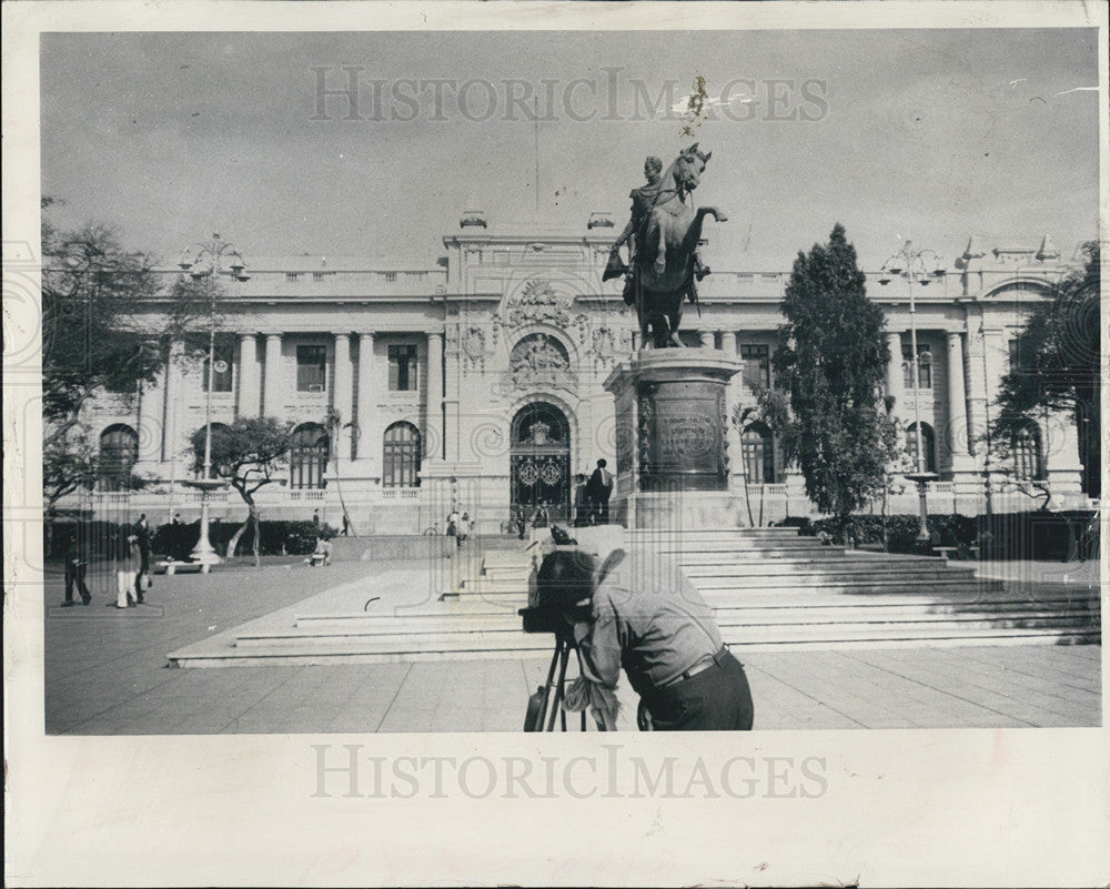 1974 Press Photo Peru&#39;s congress w/ equestrian statue of Simon Bolivar - Historic Images