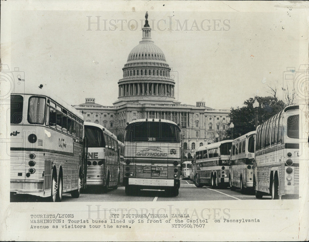 1976 Press Photo Tourist buses lined up in front of the Capitol on Pennsylvania Ave - Historic Images