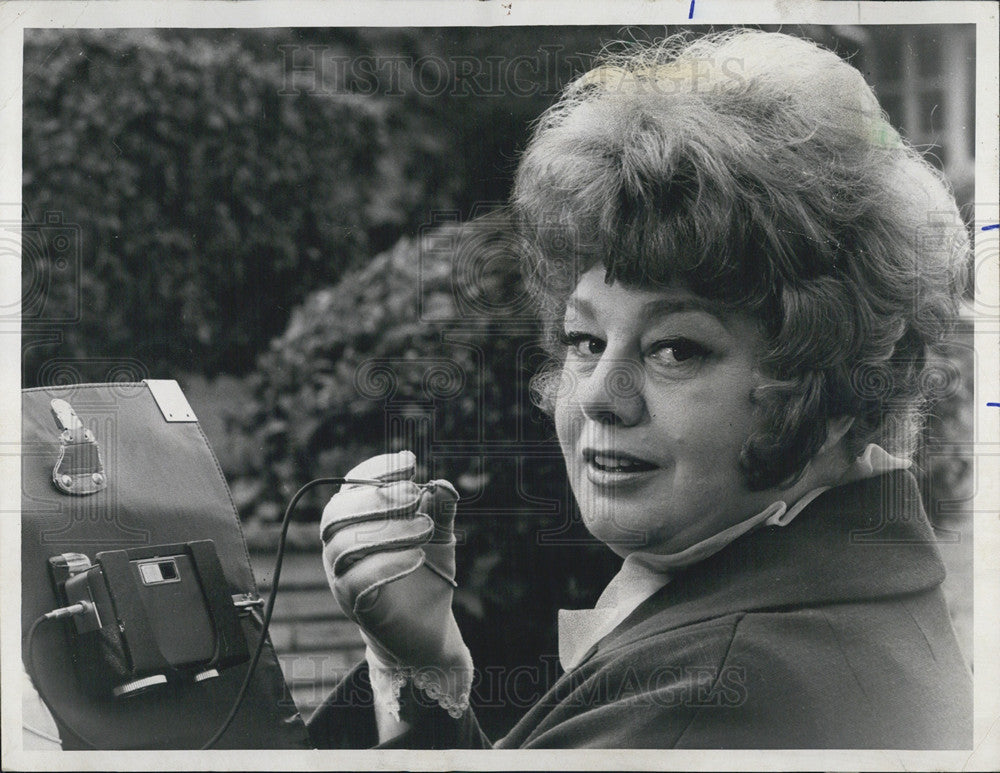 1974 Press Photo Shelly Winters starring in &quot;Double Trouble&quot; - Historic Images