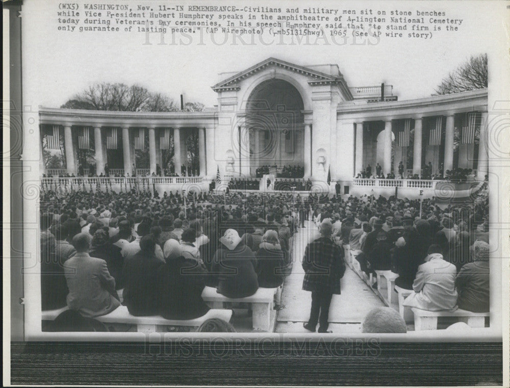 1965 Press Photo Civilian &amp; military men sit on the Amphitheater of Arlington - Historic Images