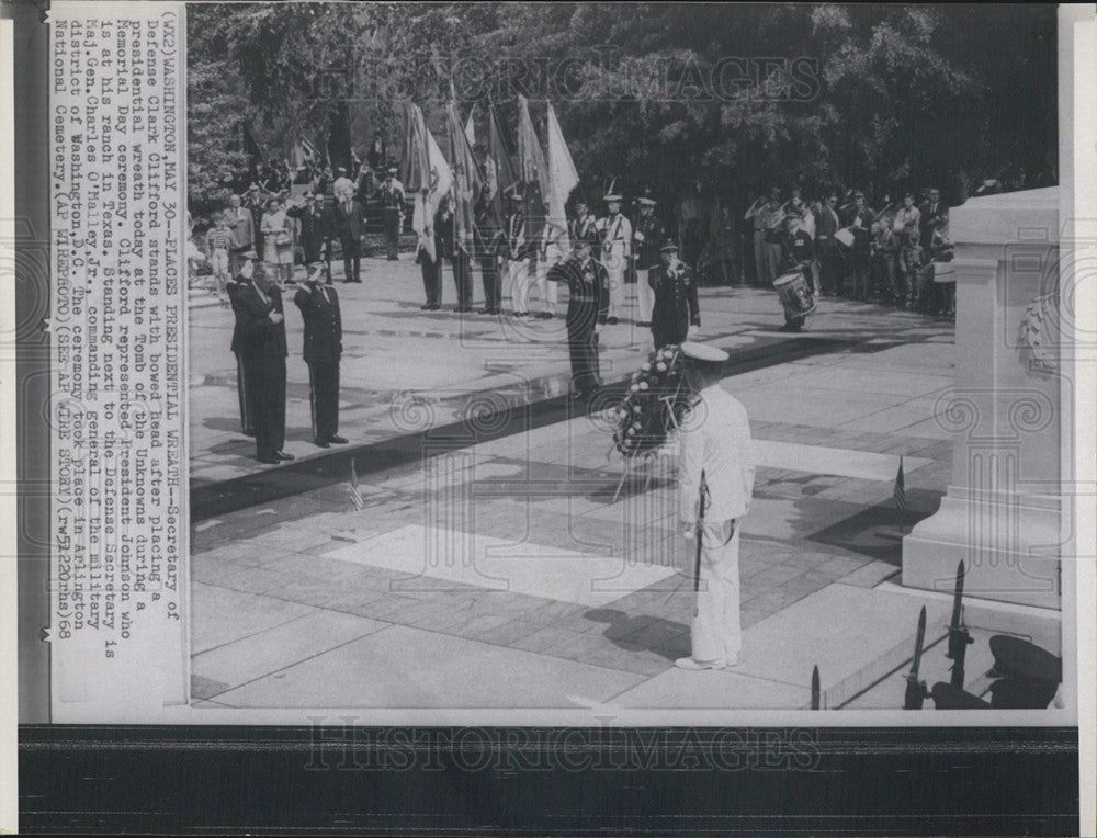 1968 Press Photo Secy Defense Clark Clifford Bows Head After Placing Pres Wreath - Historic Images