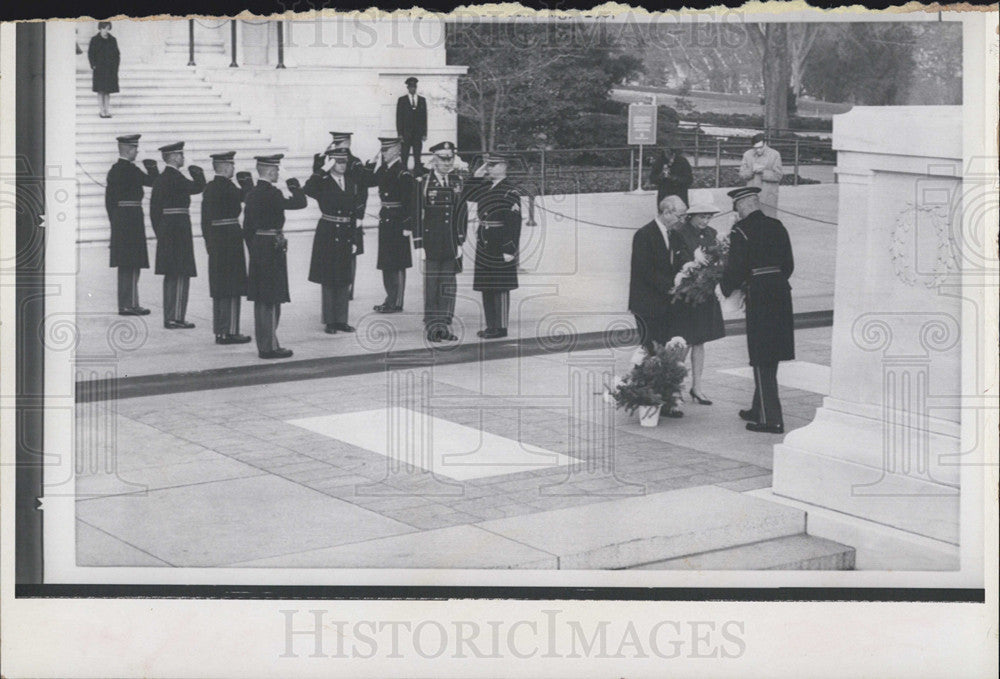 1967 Press Photo Mr &amp; Mrs Franklin Place Wreath At Tomb Of Unknown to Honor Son - Historic Images