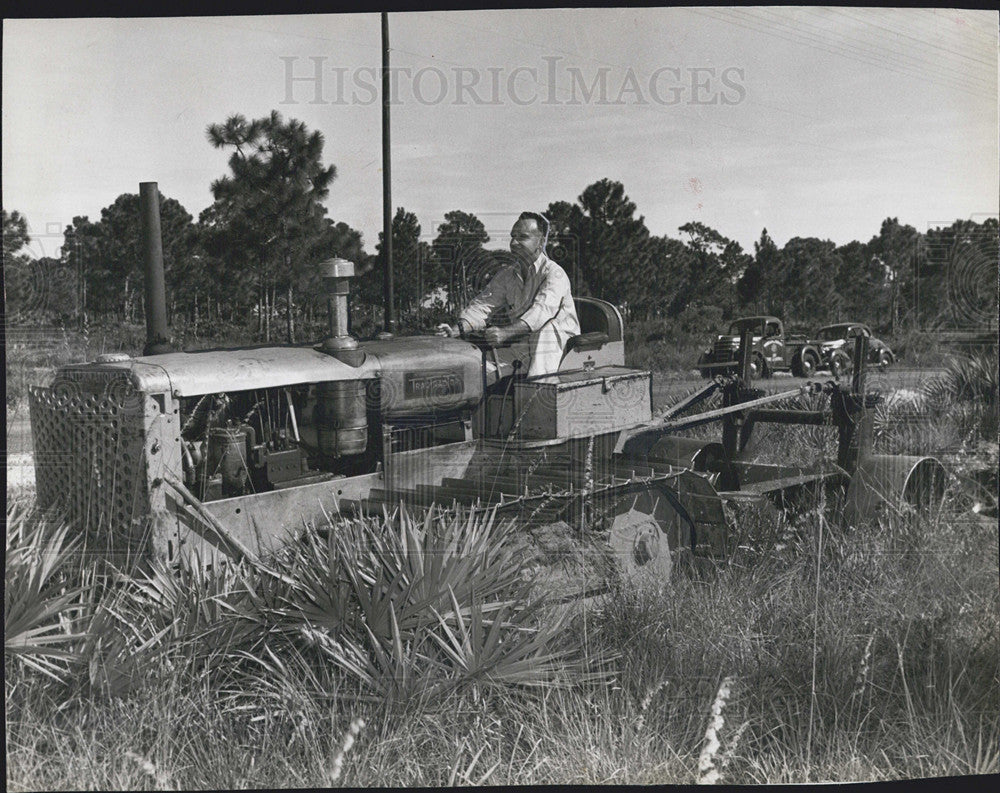 1940 Press Photo JP Bryan driving a tractor - Historic Images