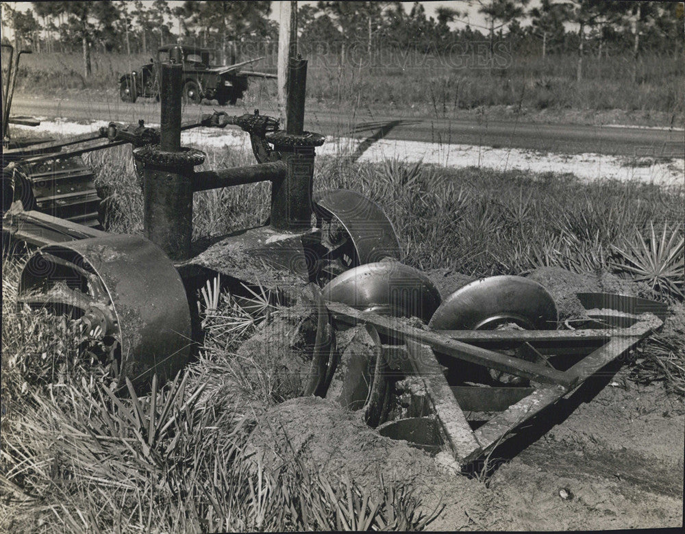 1940 Press Photo Tractor Plough - Historic Images