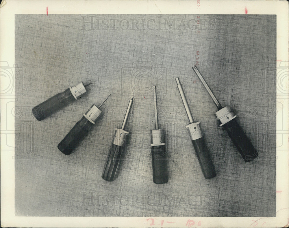 1970 Press Photo New Micro Tool invented by John Noga ready for mass production - Historic Images