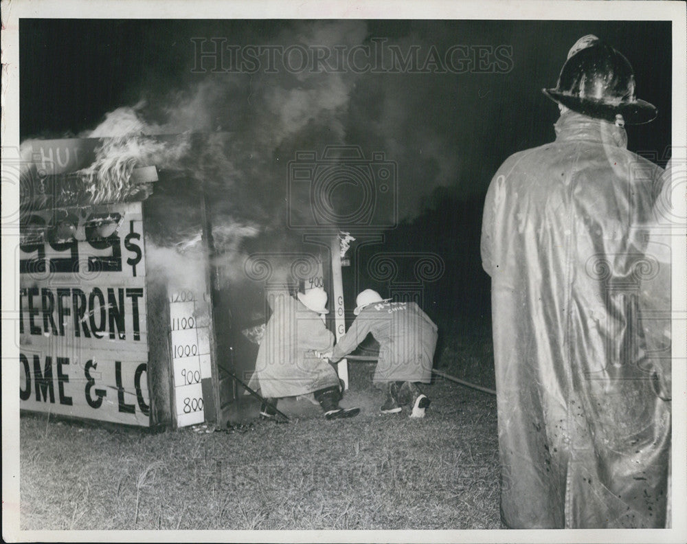 1967 Press Photo Hudson Volunteer Fire Department Put Out Fire In Training Class - Historic Images