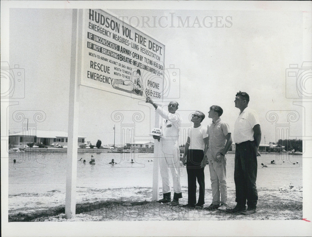 1970 Press Photo Hudson Fire Dept. Post Sign At Hudson Beach To Save Lives - Historic Images