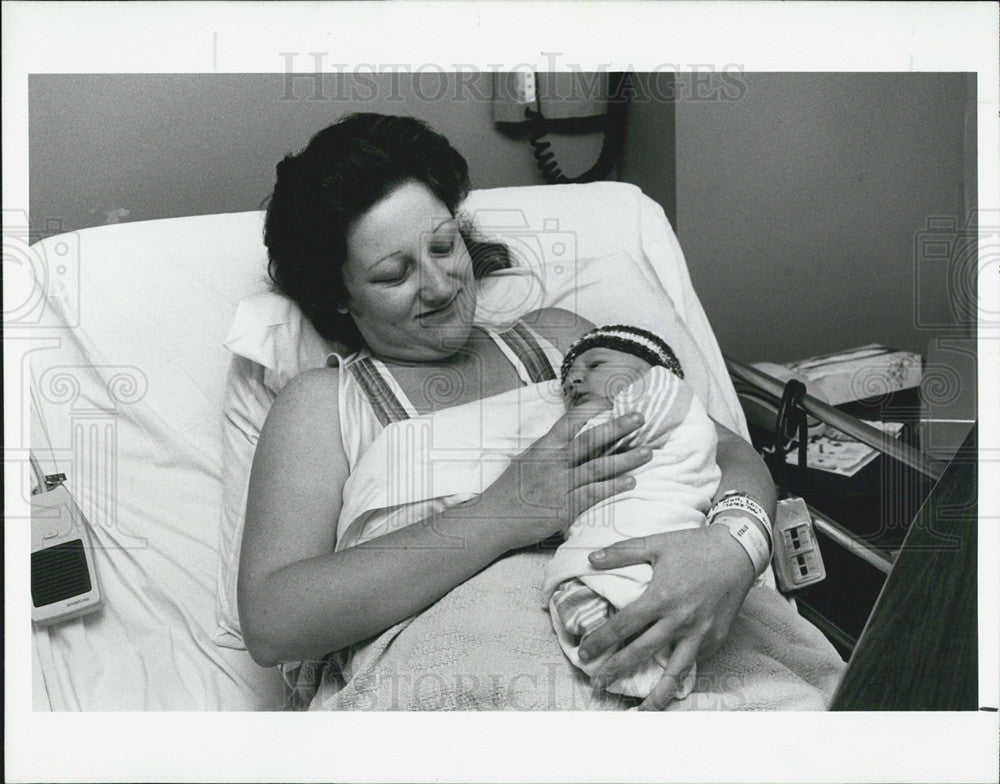 1989 Press Photo Lois Null New Year Baby - Historic Images