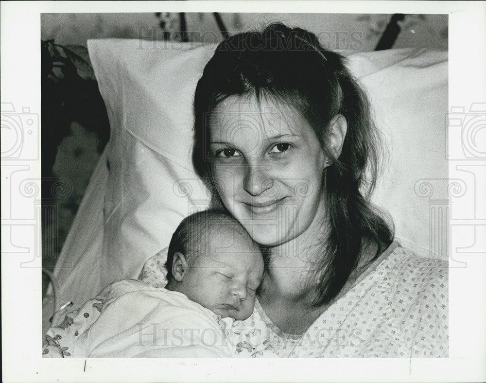 1985 Press Photo Stokes Baby New Year - Historic Images