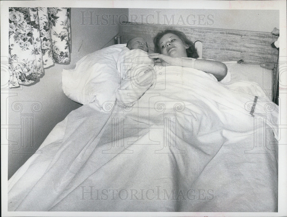 1968 Press Photo Mrs. Dolores Johnston With First Baby of 1968 - Historic Images