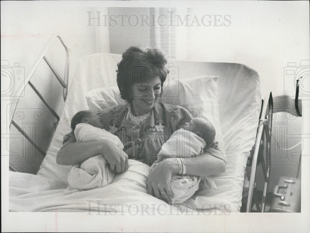 1968 Press Photo Mrs Jenning Hanson, Jr With Holds Venice&#39;s Firsts For 1968 - Historic Images