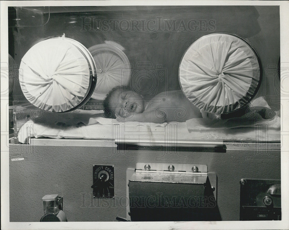 1966 Press Photo Newborn Baby In Incubator At St Petersburg Hospital - Historic Images