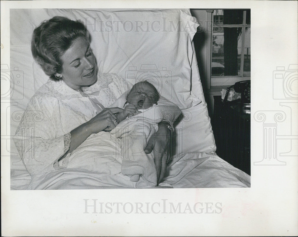 1966 Press Photo Newborn Baby Rebecca Lynn Risinger With Mother, Venice Hospital - Historic Images