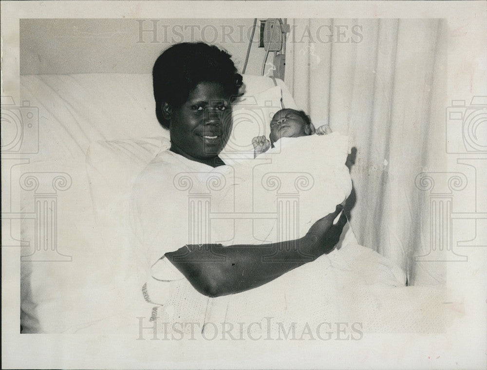 1970 Press Photo Mrs. Benjamin Jones With Newborn Baby At St.Petersburg Hospital - Historic Images