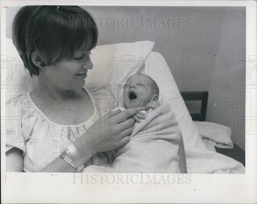 1972 Press Photo Last Pinellas County Baby Born in 1971 Mr &amp; Mrs. Kenneth  Bauer - Historic Images