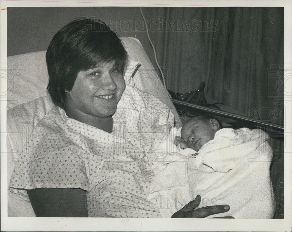 1976 Press Photo Jennifer Emmerich First Baby Born at Sun Coast Hospital - Historic Images