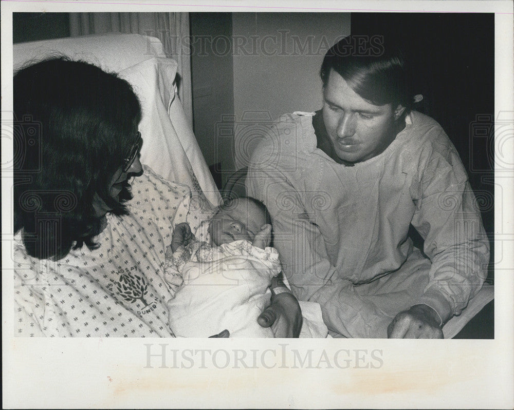 1976 Press Photo First Baby of Pinellas County Born After Midnight, Dec 31 - Historic Images