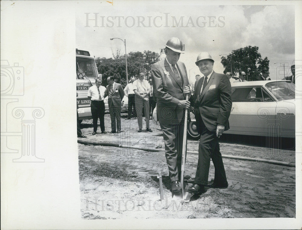 1969 Press Photo Ground Breaking Bellas Hess Store/Mayor H E Hougan/C P Johnson - Historic Images