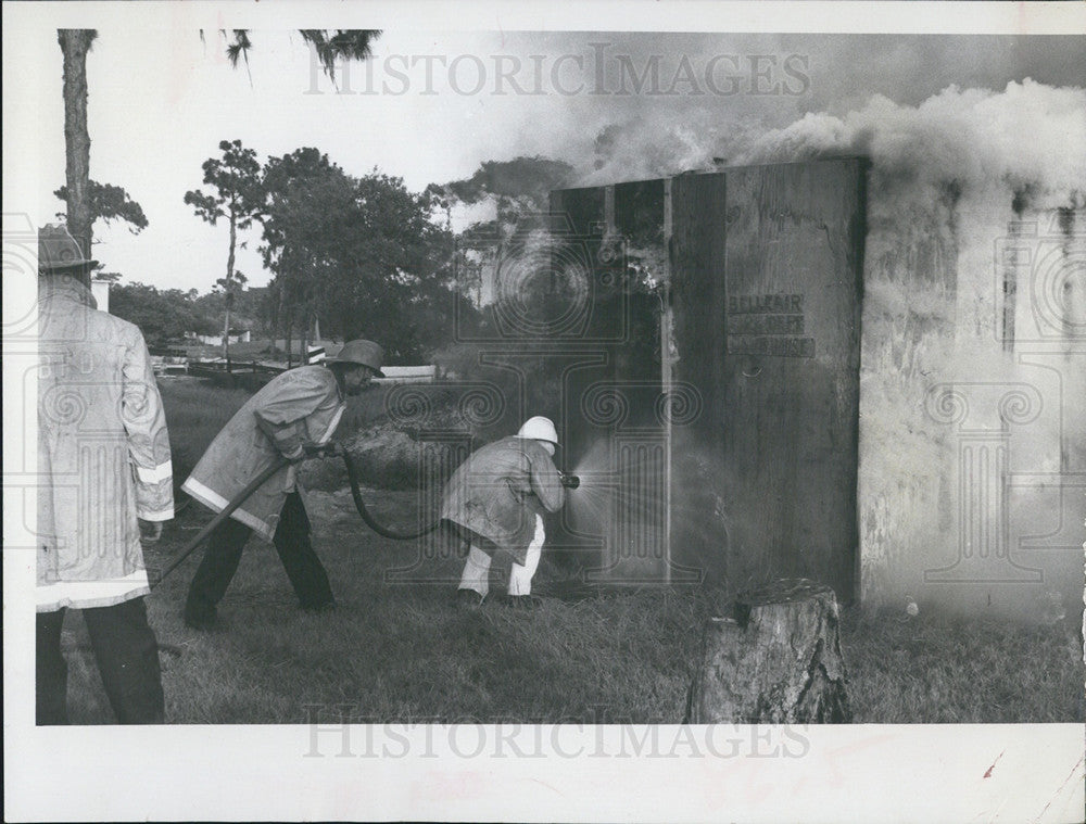 1968 Press Photo Belleair Volunteer Firemen Fire Drill - Historic Images