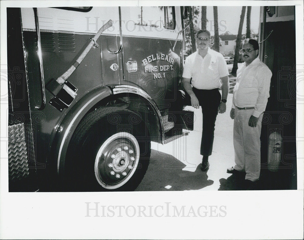 1989 Press Photo Firemen Robin Millican and James Sefick Belleair Fire Dept - Historic Images