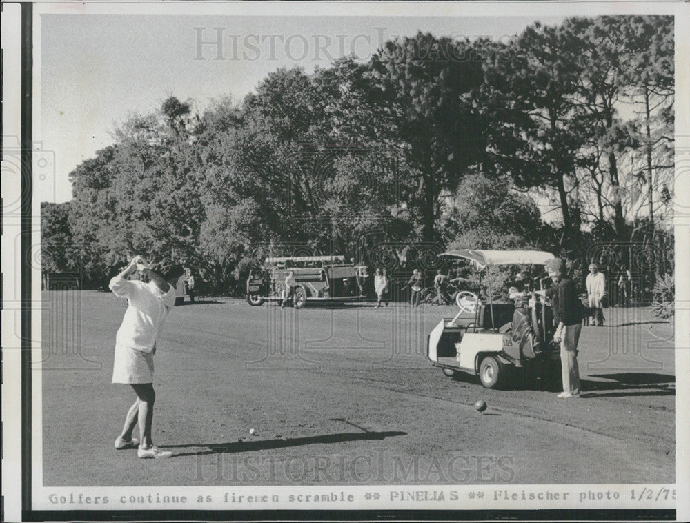 1975 Press Photo Golfers Play While Brush Fire Rages Belleview Biltmore Club - Historic Images