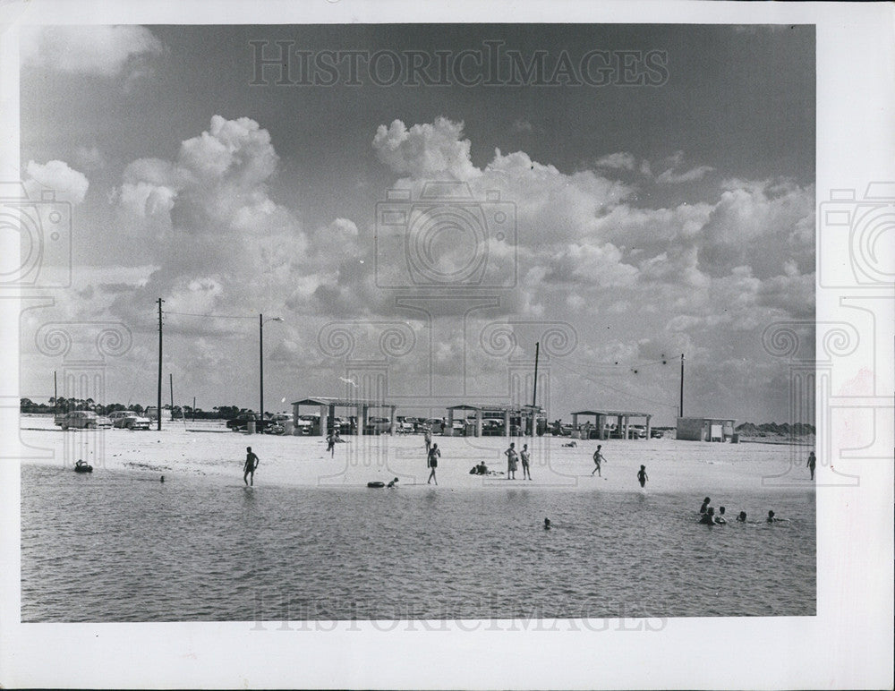 1960 Press Photo Tourists at Hudson Beach, Florida - Historic Images