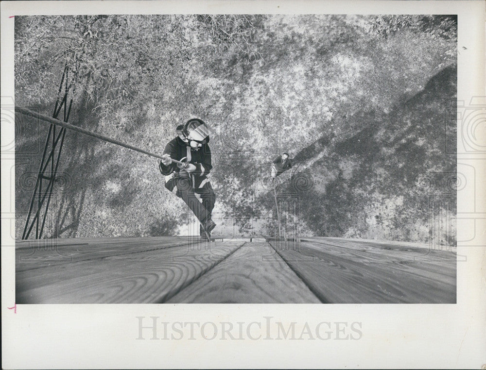 1975 Press Photo Hudson Volunteer Fire Department Training/Robert Mitchell - Historic Images