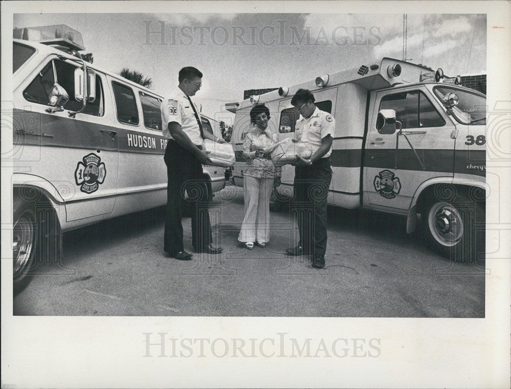 1976 Press Photo Hudson Fire Department Receives Burn Kits - Historic Images