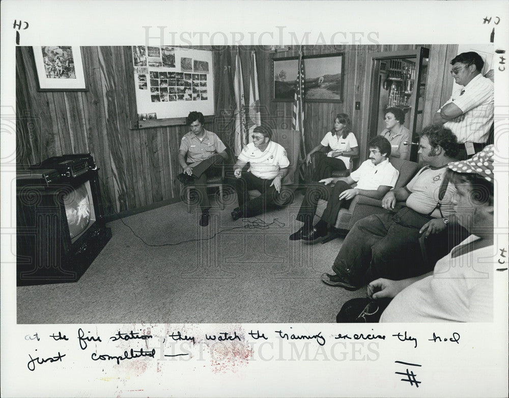 2980 Press Photo Hudson Fire Department Watching Training Videos - Historic Images