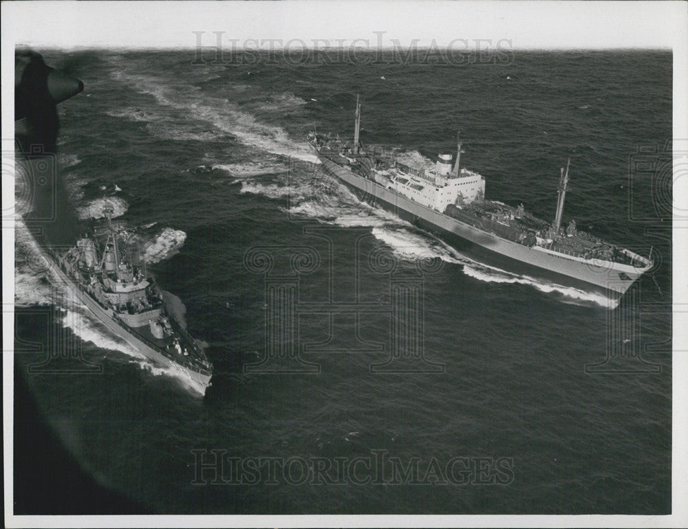 1963 Press Photo US Destroyer &quot;Barry&quot; Intercepts Russian &quot;Anosov&quot; At Sea - Historic Images